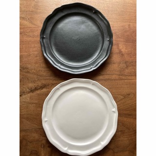 亀田文さん　未使用　白釉、黒8寸ピューターリム皿 2枚組(食器)