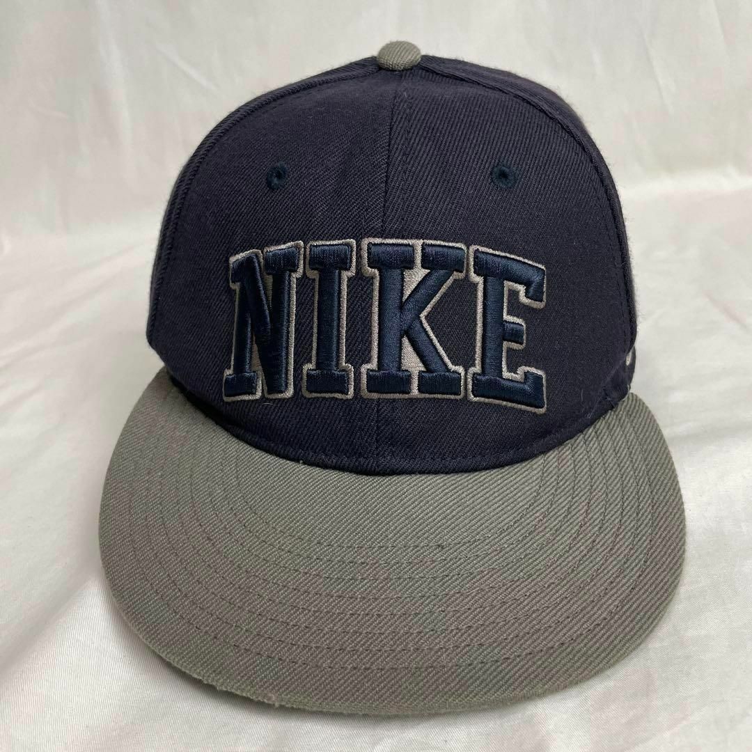 NIKE(ナイキ)のナイキ トゥルー ビッグ刺繍ロゴ キャップ 帽子 ネイビー グレー 銀シルバー メンズの帽子(キャップ)の商品写真