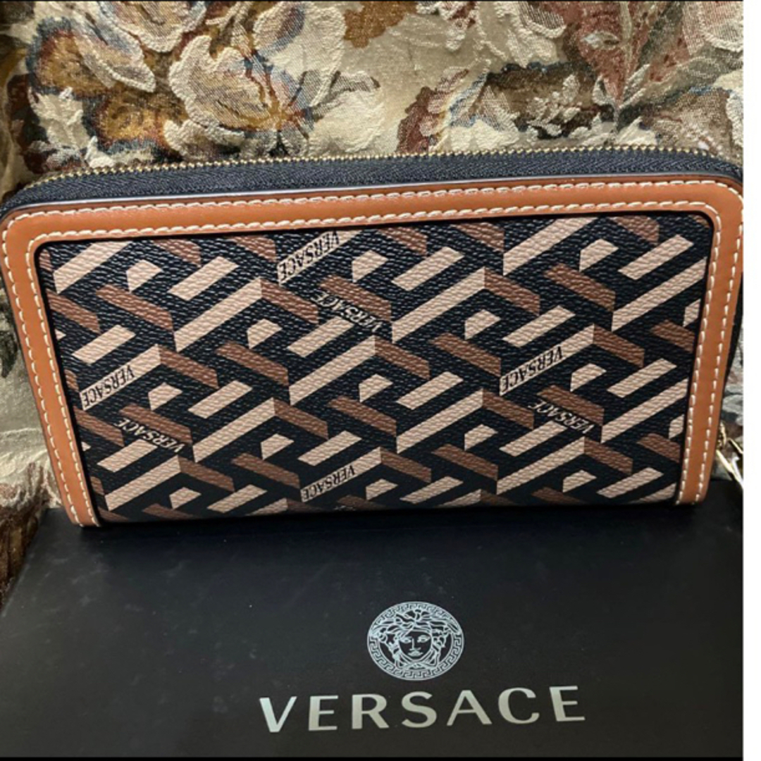 VERSACE(ヴェルサーチ)の新品未使用　ヴェルサーチ　ラウンドジップ　長財布　ラグレカ　シグネチャー メンズのファッション小物(長財布)の商品写真