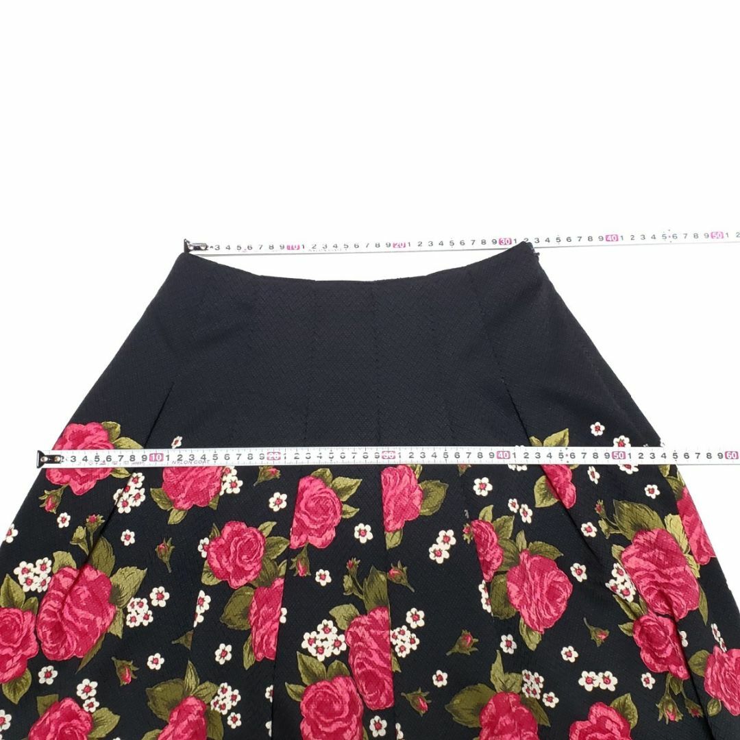 M'S GRACY(エムズグレイシー)のエムズグレイシー ブラック 花柄 バラ柄 ベルベットテープ 膝丈 フレア スカー レディースのスカート(ひざ丈スカート)の商品写真