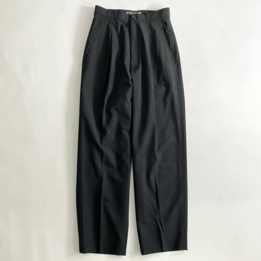 ISSEY MIYAKE(イッセイミヤケ)の32j8 《美品》 ISSEY MIYAKE イッセイミヤケ 一筆タグ センタープレスパンツ サイズM ブラック レディース ボトムス タック ウール レディースのパンツ(その他)の商品写真