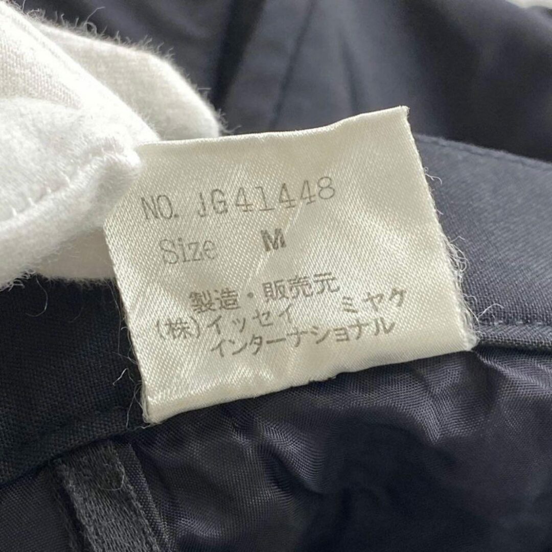 ISSEY MIYAKE(イッセイミヤケ)の32j8 《美品》 ISSEY MIYAKE イッセイミヤケ 一筆タグ センタープレスパンツ サイズM ブラック レディース ボトムス タック ウール レディースのパンツ(その他)の商品写真