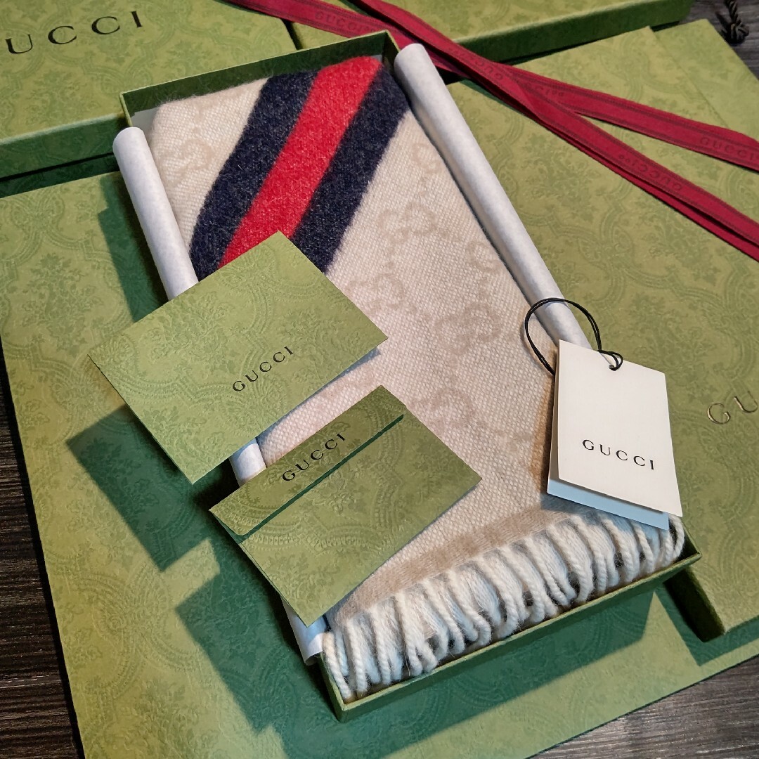 Gucci(グッチ)の❤新品箱袋付き❤ GUCCI マフラー ストール ショール スカーフ❤ホワイト❤ レディースのファッション小物(マフラー/ショール)の商品写真