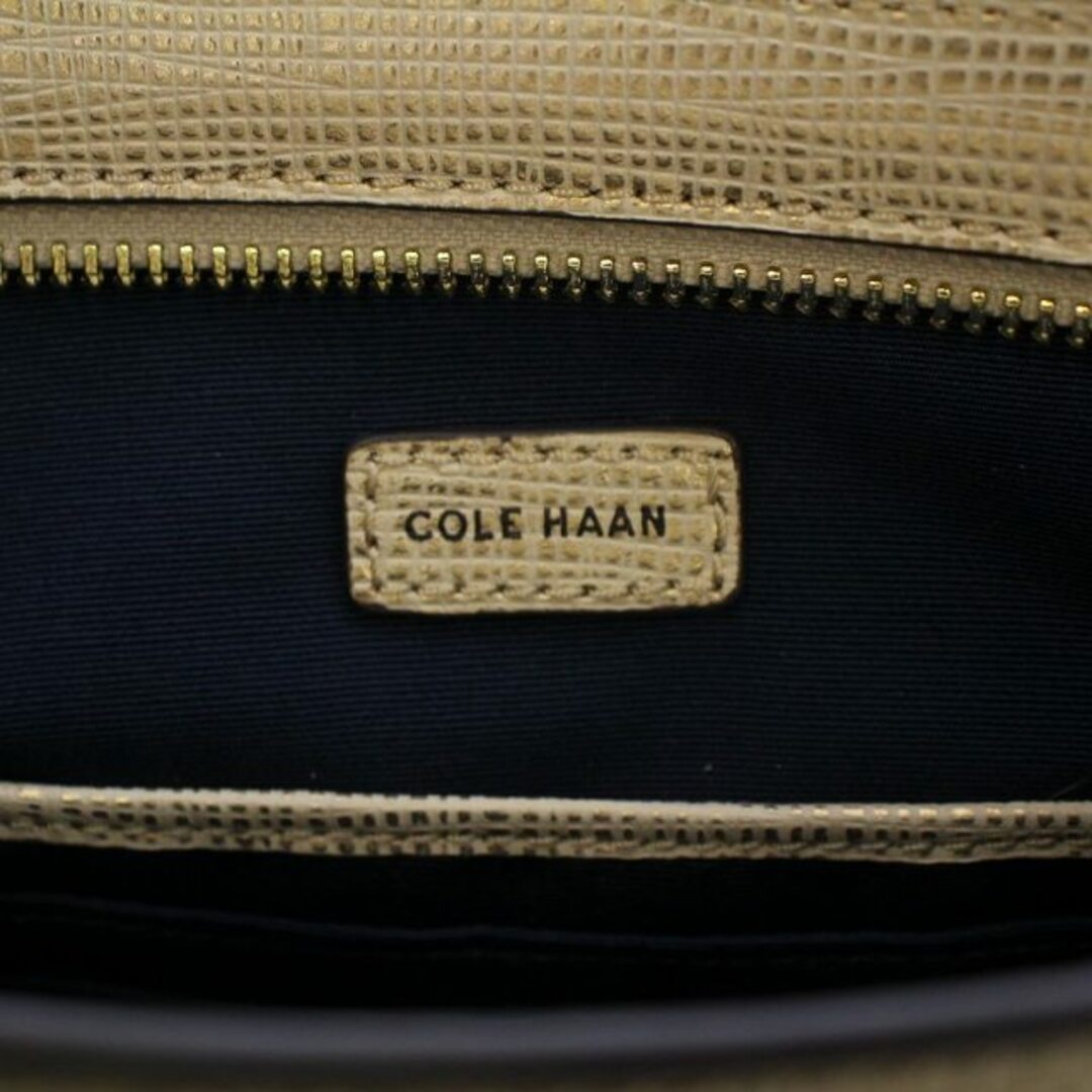 Cole Haan(コールハーン)のコールハーン ショルダーバッグ レザー ロゴ金具 ベージュ CHR11482 レディースのバッグ(ショルダーバッグ)の商品写真