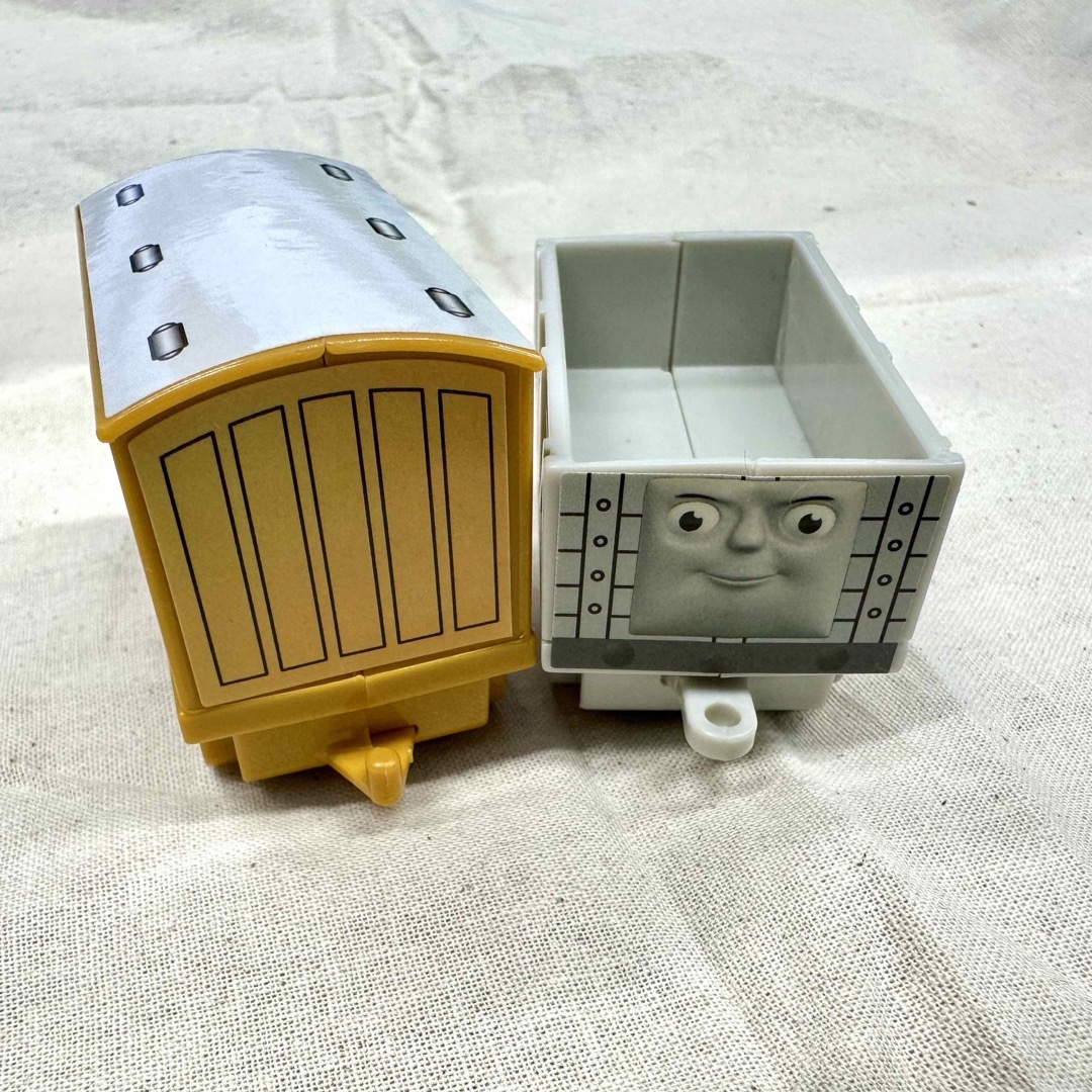 THOMAS(トーマス)の\\美品//【きかんしゃトーマス】トーマスの7両連結セット➕ヘンリープレゼント キッズ/ベビー/マタニティのおもちゃ(電車のおもちゃ/車)の商品写真