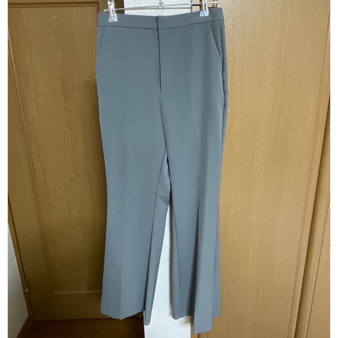 GU(ジーユー)のGU カットソーカラーフレアスラックス　グリーン メンズのパンツ(スラックス)の商品写真