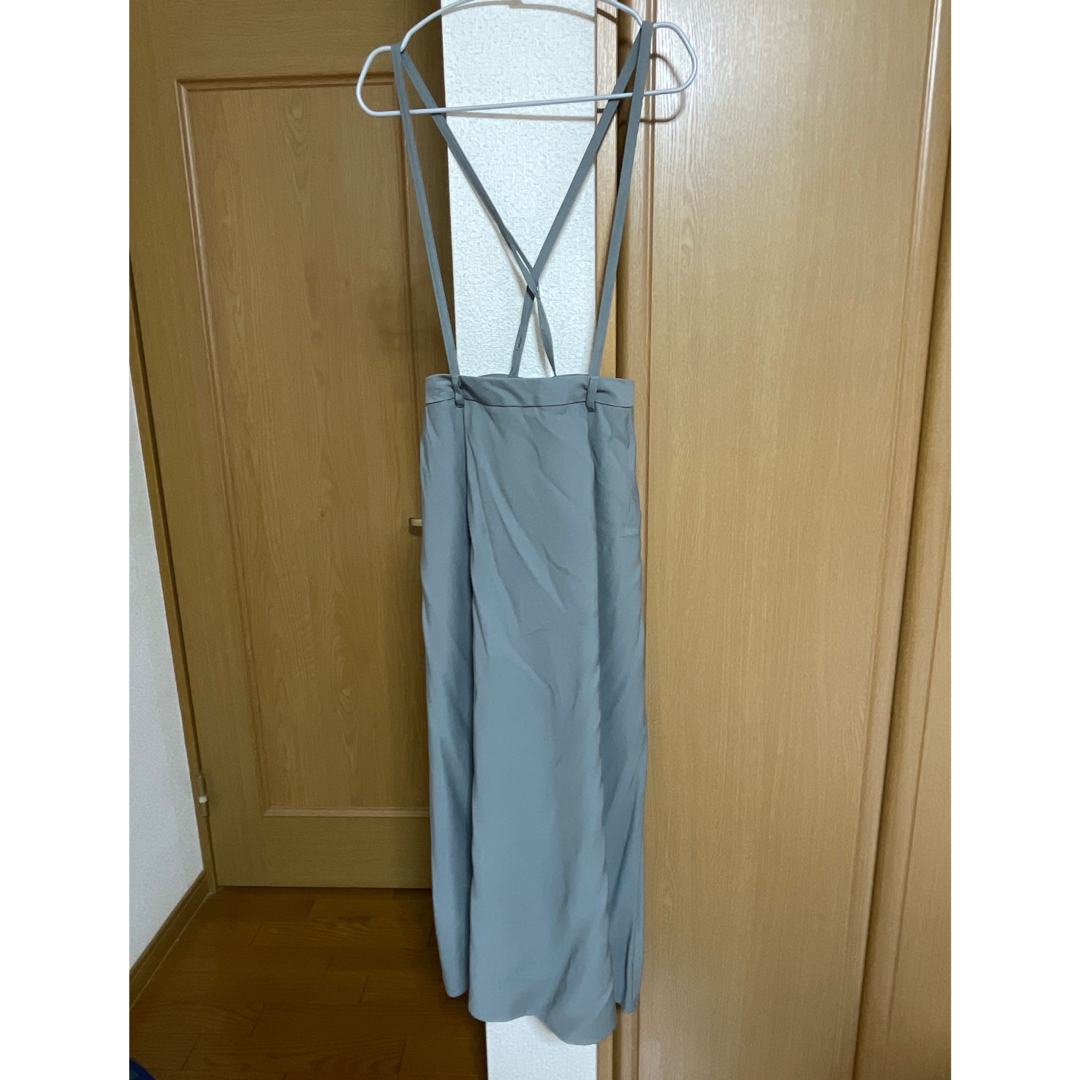 GU(ジーユー)のGU サスペンダー付きスカート　グリーン レディースのスカート(ロングスカート)の商品写真