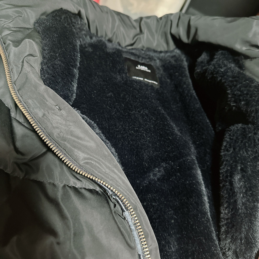 ZARA(ザラ)のzara ザラ　ダウンジャケット　ブラック　Mサイズ レディースのジャケット/アウター(ダウンジャケット)の商品写真
