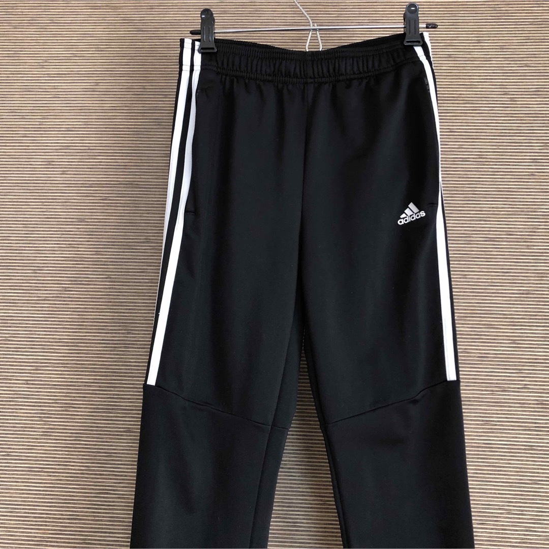 adidas(アディダス)の【アディダス】ジャージ　トラックパンツ　子供150黒　パフォーマンスロゴ キッズ/ベビー/マタニティのキッズ服男の子用(90cm~)(パンツ/スパッツ)の商品写真