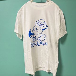 ナイキ(NIKE)の【入手困難 激レア】 NIKE × new jeans Tシャツ シンガポール(Tシャツ(半袖/袖なし))