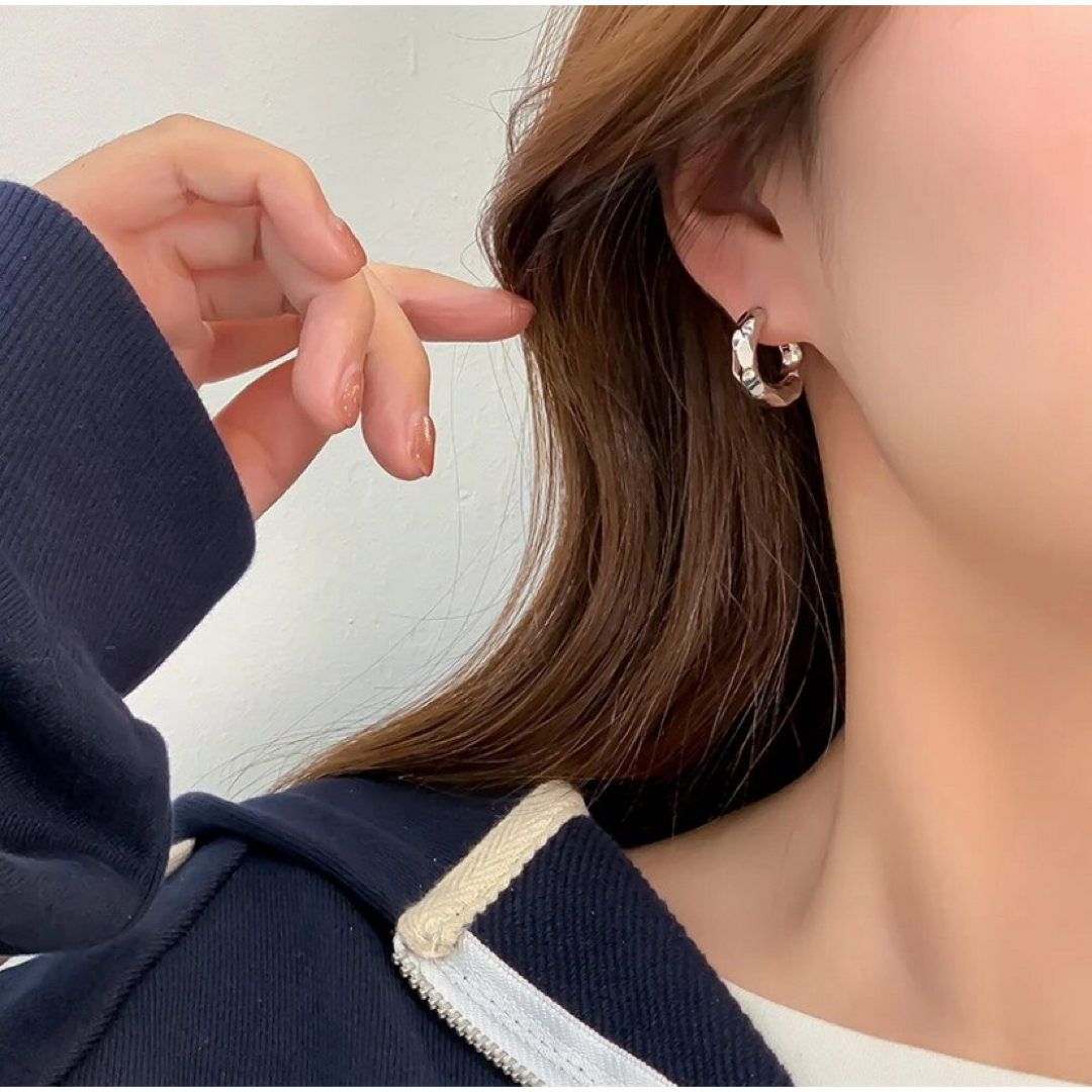 ピアス フープ 波状 シルバー ゴールド リング シンプル 上品 華やか 韓国 メンズのアクセサリー(ピアス(両耳用))の商品写真