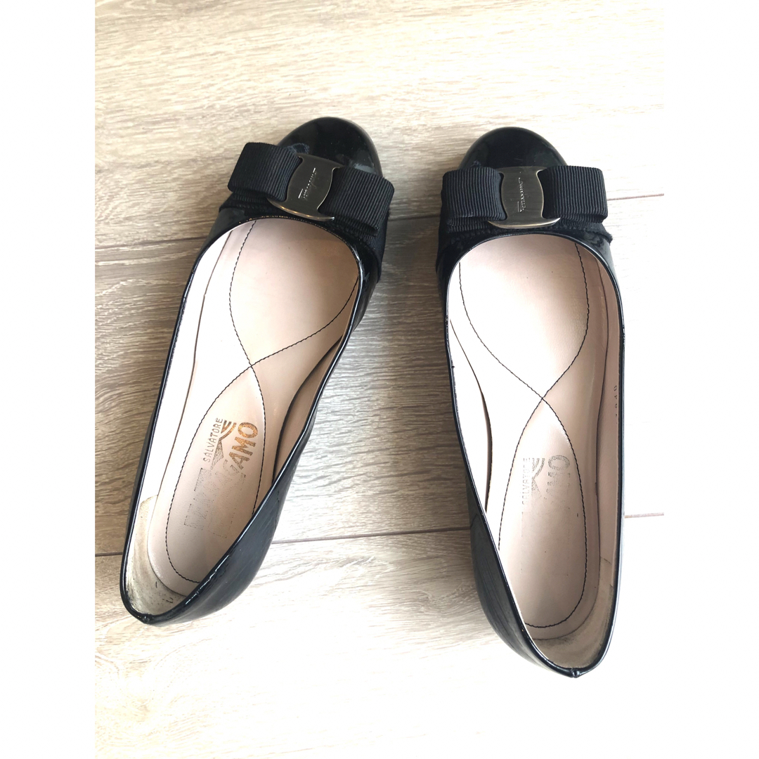 Salvatore Ferragamo(サルヴァトーレフェラガモ)の連休セール！フェラガモ エナメルパンプスサイズ22.5/23センチ　ブラック綺麗 レディースの靴/シューズ(ハイヒール/パンプス)の商品写真