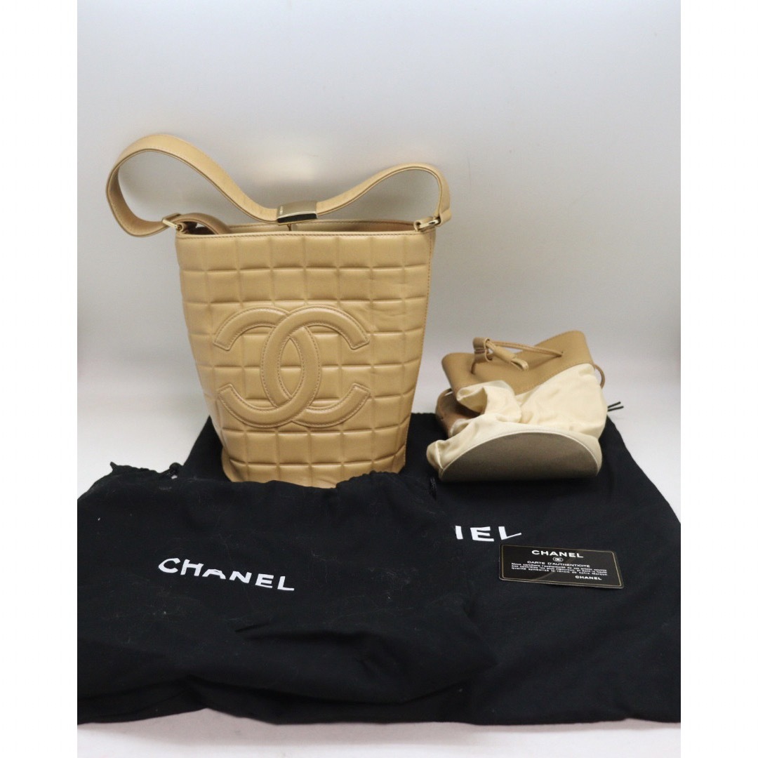 CHANEL(シャネル)のシャネル　チョコバー　ココマーク　バケットショルダーバッグ ベージュ レディースのバッグ(ショルダーバッグ)の商品写真