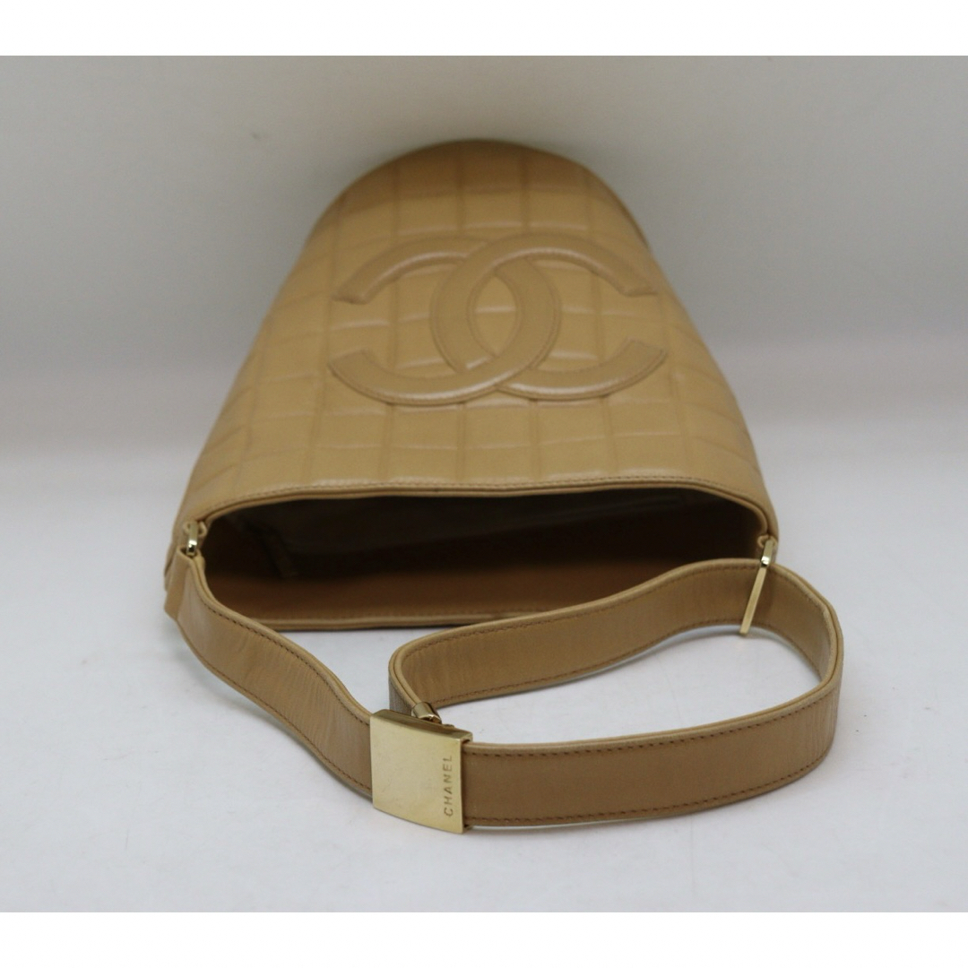 CHANEL(シャネル)のシャネル　チョコバー　ココマーク　バケットショルダーバッグ ベージュ レディースのバッグ(ショルダーバッグ)の商品写真