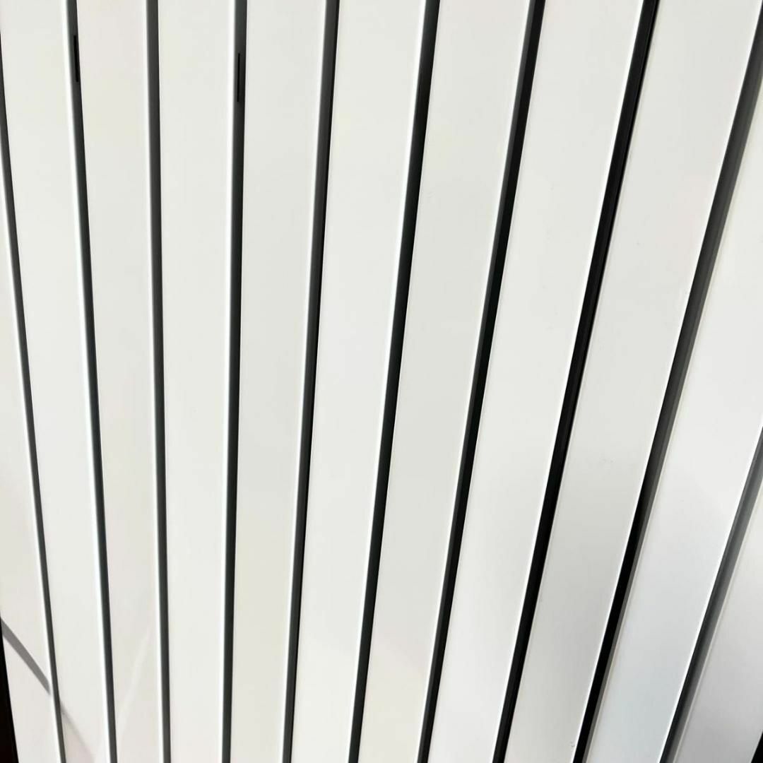 DeLonghi(デロンギ)のオイルヒーター　デロンギ  ピュアホワイト+マットブラック [10~13畳用] スマホ/家電/カメラの冷暖房/空調(オイルヒーター)の商品写真