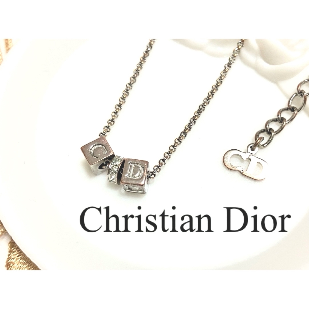Dior(ディオール)の★Dior★ロゴ キューブ ラインストーン ネックレス シルバー レディースのアクセサリー(ネックレス)の商品写真