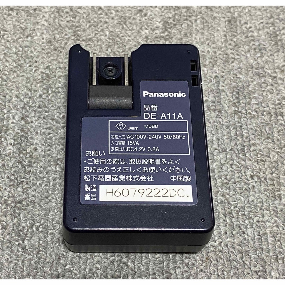 Panasonic(パナソニック)のPanasonic DE-A11 充電器 スマホ/家電/カメラのスマートフォン/携帯電話(バッテリー/充電器)の商品写真