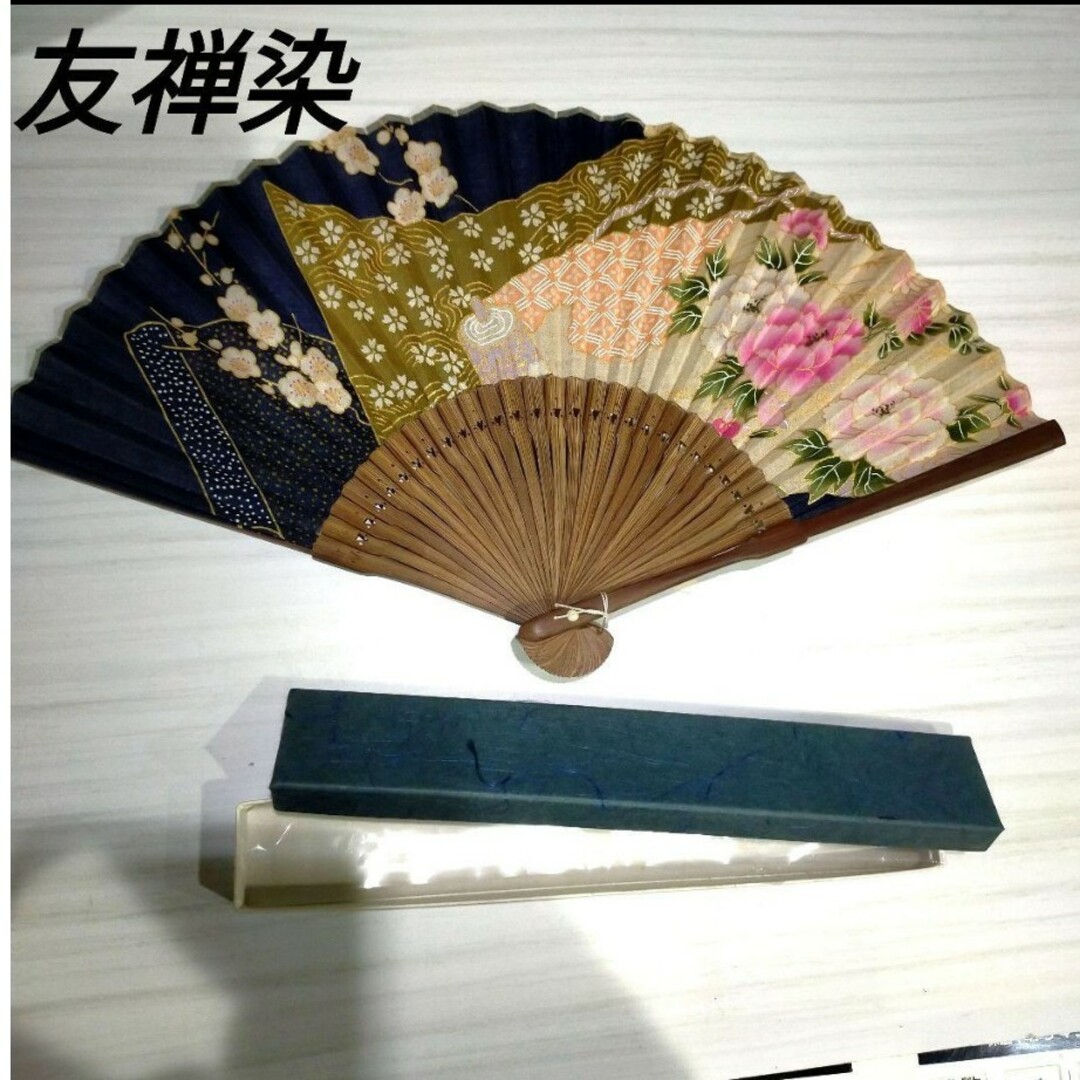 友禅染め　布扇子　日本製　新品未使用　箱付き　濃紺色　花柄 レディースの水着/浴衣(和装小物)の商品写真