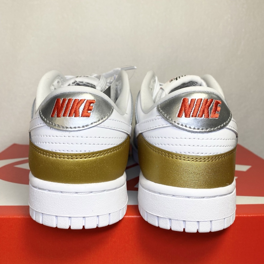 NIKE(ナイキ)のナイキ ダンク ロー NIKE DUNK LOW ホワイト/ゴールド/シルバー レディースの靴/シューズ(スニーカー)の商品写真