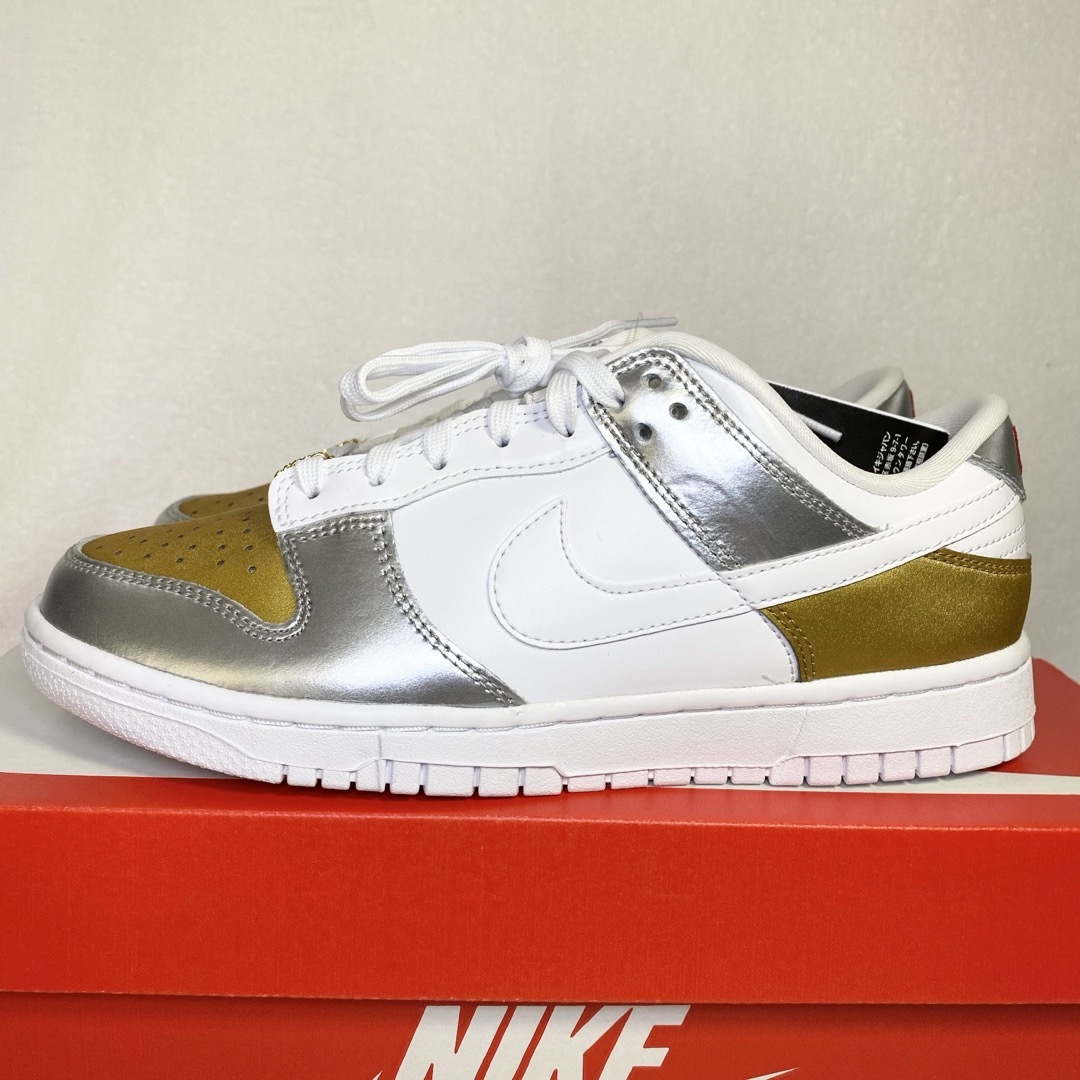 NIKE(ナイキ)のナイキ ダンク ロー NIKE DUNK LOW ホワイト/ゴールド/シルバー レディースの靴/シューズ(スニーカー)の商品写真