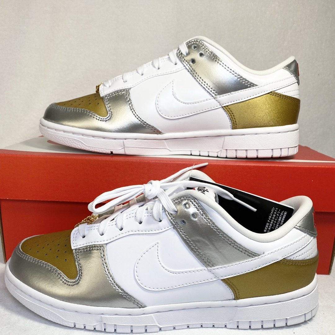 NIKE(ナイキ)のナイキ ダンク ロー NIKE DUNK LOW ホワイト/ゴールド/シルバー レディースの靴/シューズ(スニーカー)の商品写真