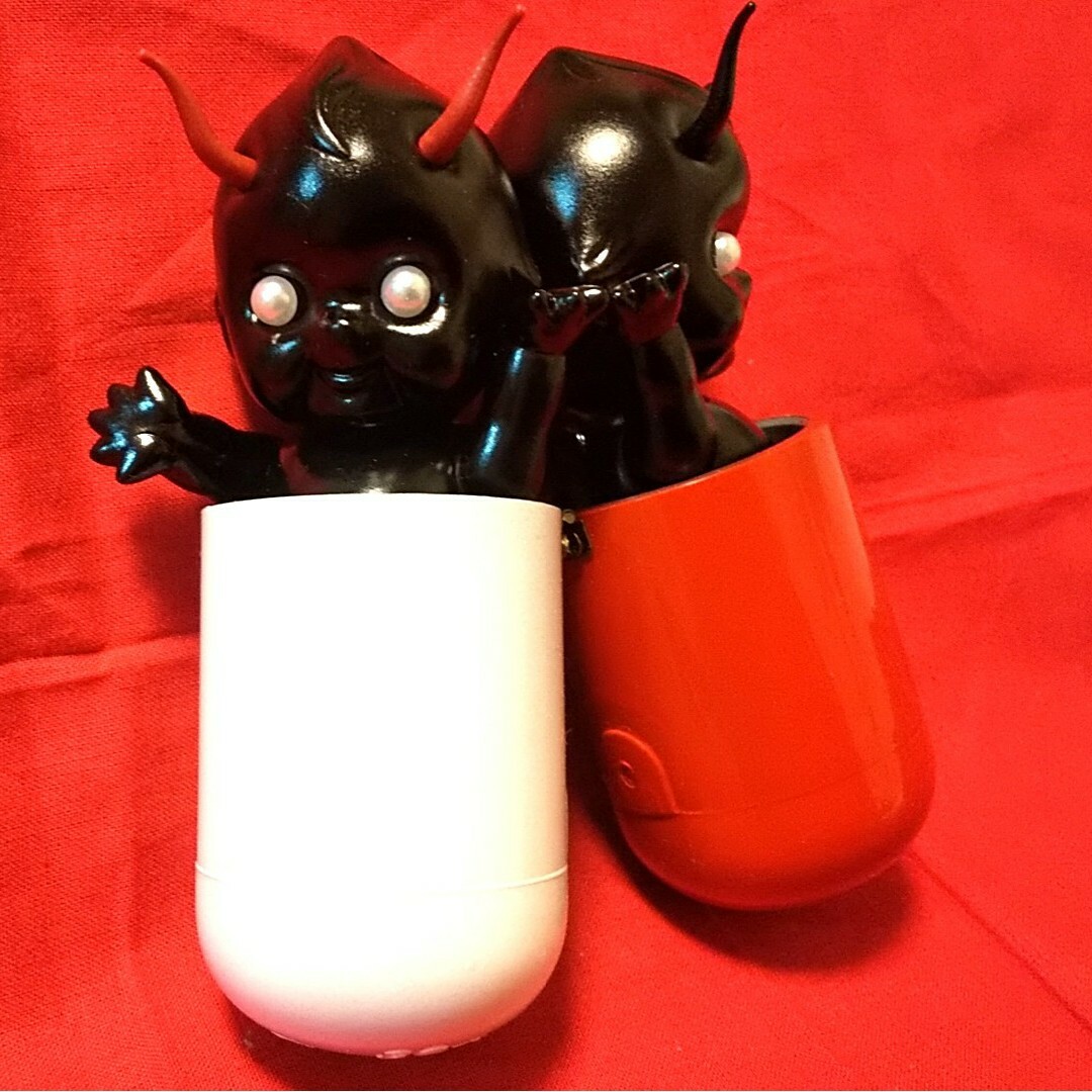 おもちゃお薬カプセル CAPSULE 悪魔 鬼フィギュア  フェチ エンタメ/ホビーのおもちゃ/ぬいぐるみ(キャラクターグッズ)の商品写真