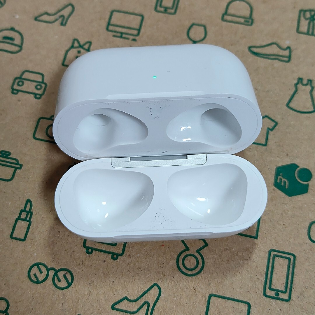 Apple(アップル)のApple AirPods 3世代 充電ケースのみ 174 スマホ/家電/カメラのオーディオ機器(ヘッドフォン/イヤフォン)の商品写真