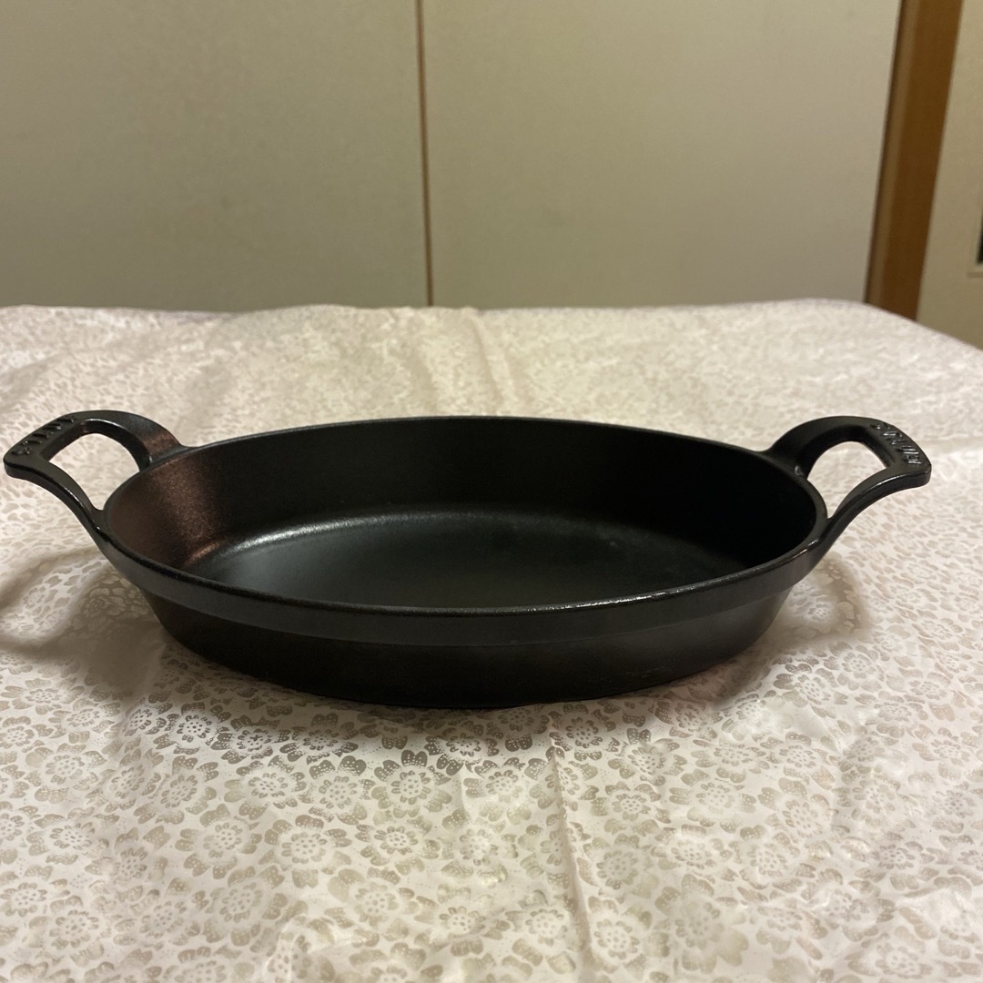 STAUB(ストウブ)のストウブオーバルスタッカブルディッシュブラック24cm 鉄ホーロー グラタン皿 インテリア/住まい/日用品のキッチン/食器(鍋/フライパン)の商品写真