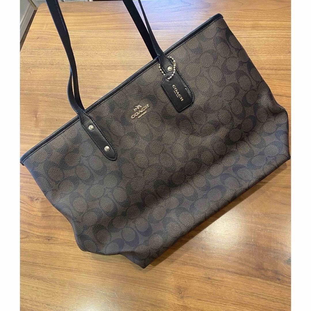 COACH(コーチ)の美品　コーチ ショルダーバッグ トートバッグ  A4収納可 ビジネス レディースのバッグ(トートバッグ)の商品写真