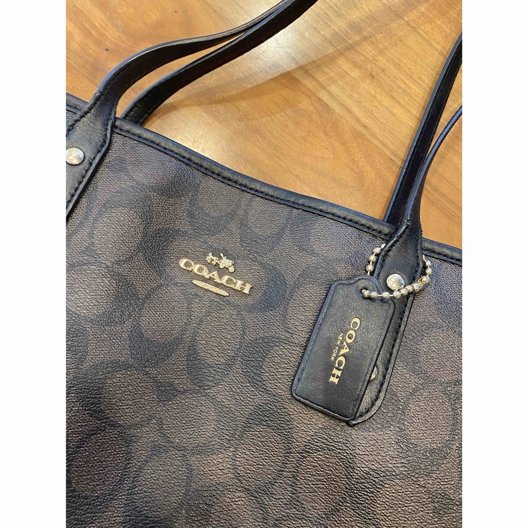 COACH(コーチ)の美品　コーチ ショルダーバッグ トートバッグ  A4収納可 ビジネス レディースのバッグ(トートバッグ)の商品写真