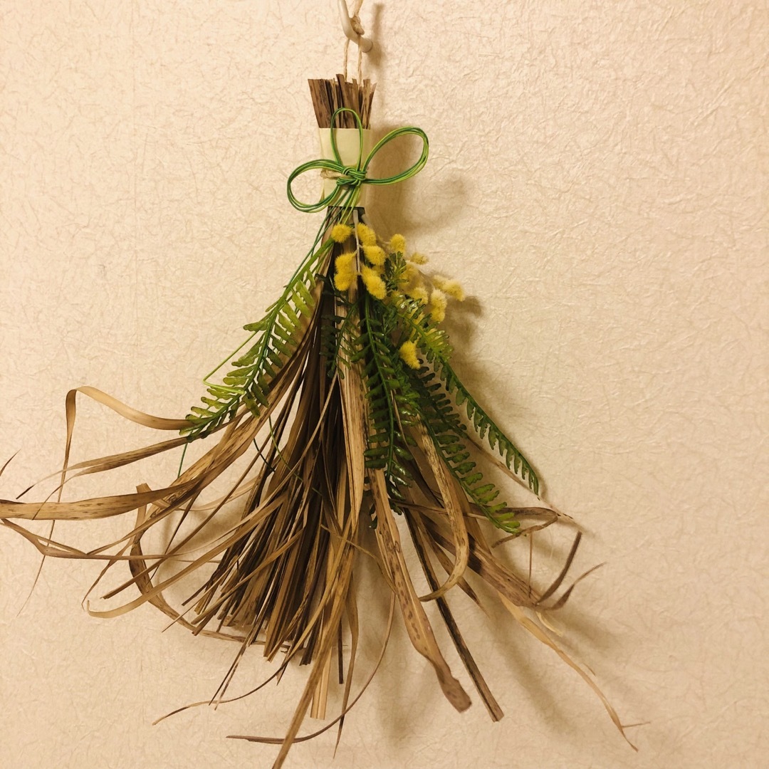 神宿る草真菰と精麻とミモザのスワッグ ハンドメイドのフラワー/ガーデン(ドライフラワー)の商品写真