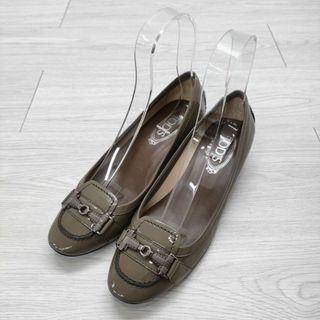 トッズ(TOD'S)のTOD'S エナメル パテント 38 1/2 ローヒール パンプス ブラウングレー レディース トッズ【中古】4-0205G◎(ハイヒール/パンプス)