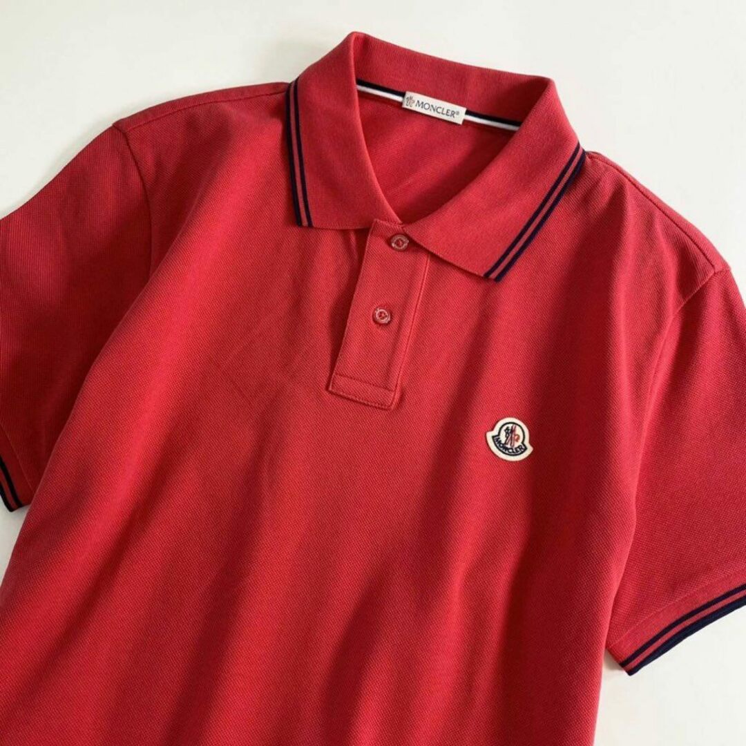 MONCLER(モンクレール)の6e19-16 未使用 タグ付☆MONCLER モンクレール ロゴワッペンポロシャツ サイズS レッド  MAGLIA POLO MANICA C マリアポロマニカ メンズ メンズのトップス(シャツ)の商品写真