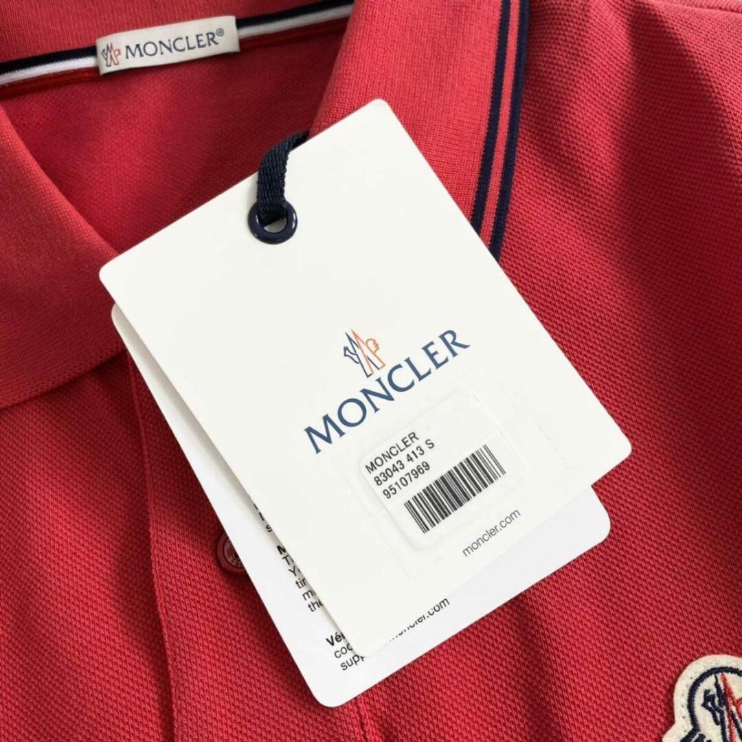 MONCLER(モンクレール)の6e19-16 未使用 タグ付☆MONCLER モンクレール ロゴワッペンポロシャツ サイズS レッド  MAGLIA POLO MANICA C マリアポロマニカ メンズ メンズのトップス(シャツ)の商品写真