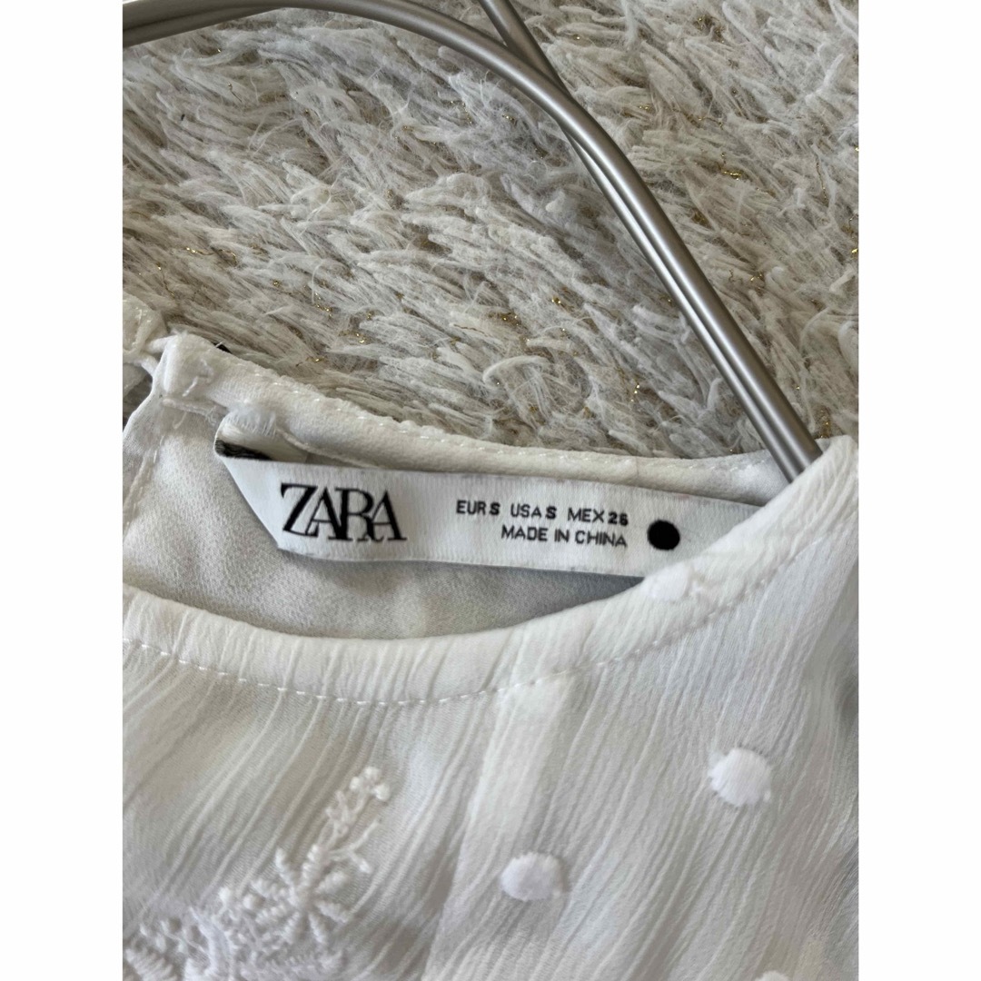 ZARA(ザラ)の美品　ZARA ザラ　ブラウス　シャツ　トップス　ドット　花柄　刺繍　人気　完売 レディースのトップス(シャツ/ブラウス(長袖/七分))の商品写真