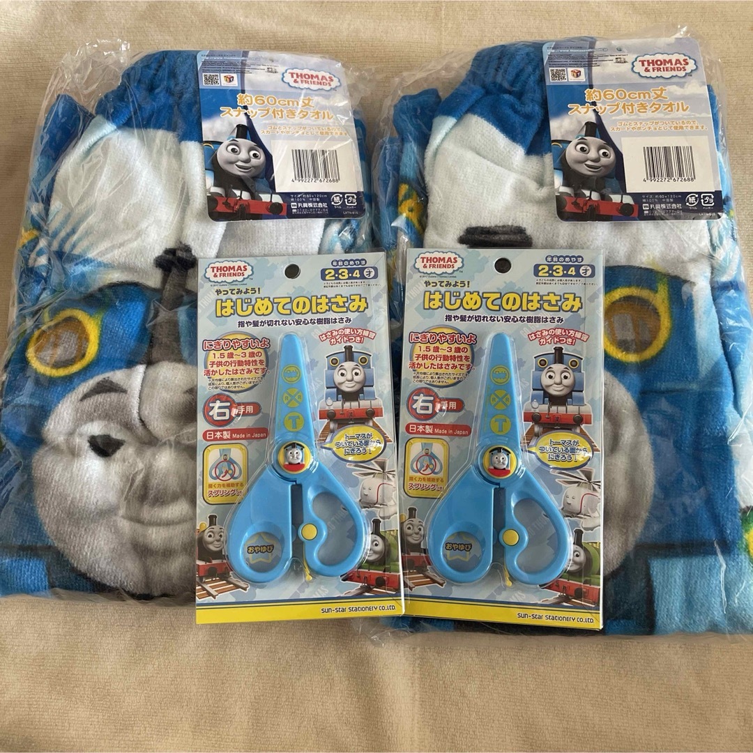 THOMAS(トーマス)の双子　新品　未開封　きかんしゃトーマス　スナップ付タオル　美品　はじめてのはさみ エンタメ/ホビーのおもちゃ/ぬいぐるみ(キャラクターグッズ)の商品写真