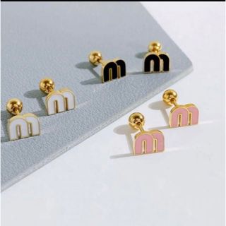 ミュウミュウ(miumiu)の【新品】miumiu mロゴピアス ピンク(ピアス)