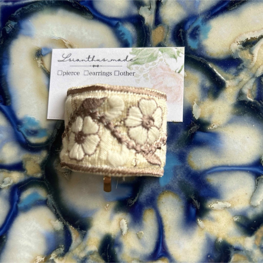 240218-1‪ꫛꫀꪝ 春色アイボリーインド刺繍リボン　カーブポニーフック ハンドメイドのアクセサリー(ヘアアクセサリー)の商品写真