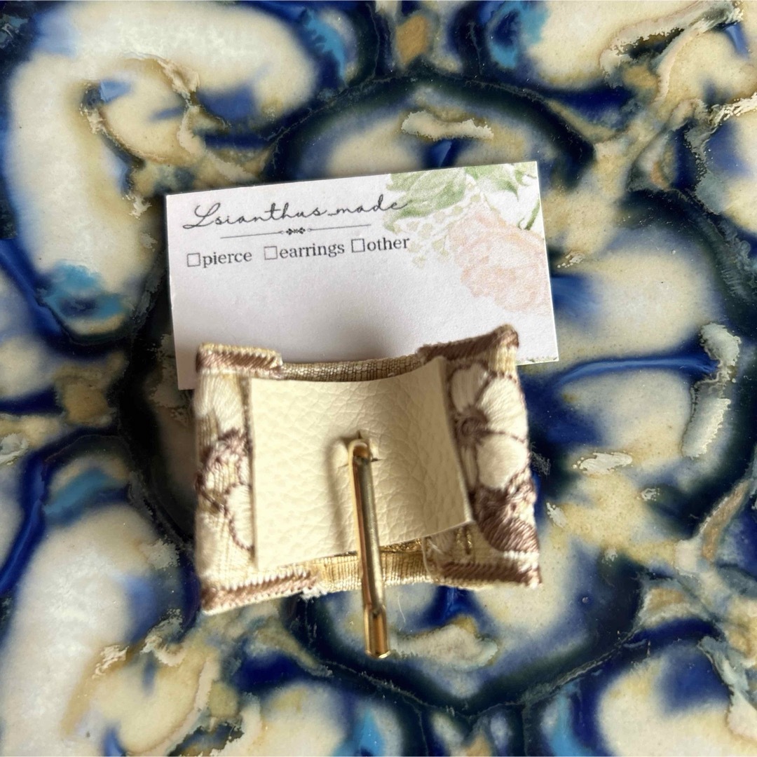 240218-1‪ꫛꫀꪝ 春色アイボリーインド刺繍リボン　カーブポニーフック ハンドメイドのアクセサリー(ヘアアクセサリー)の商品写真