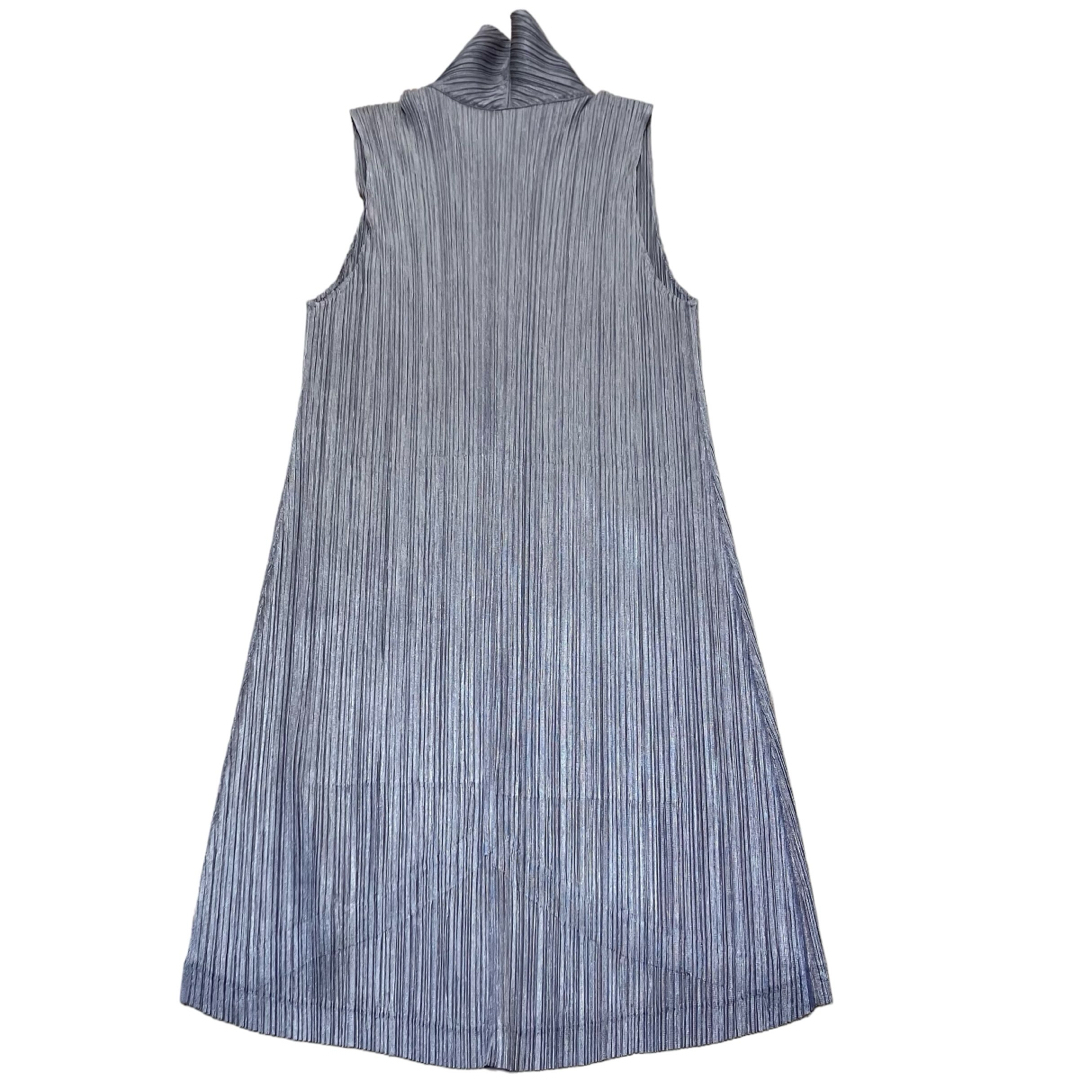 PLEATS PLEASE ISSEY MIYAKE(プリーツプリーズイッセイミヤケ)の美品 プリーツプリーズ シャツワンピース シルバー ノースリーブ サイズ4 レディースのワンピース(ひざ丈ワンピース)の商品写真