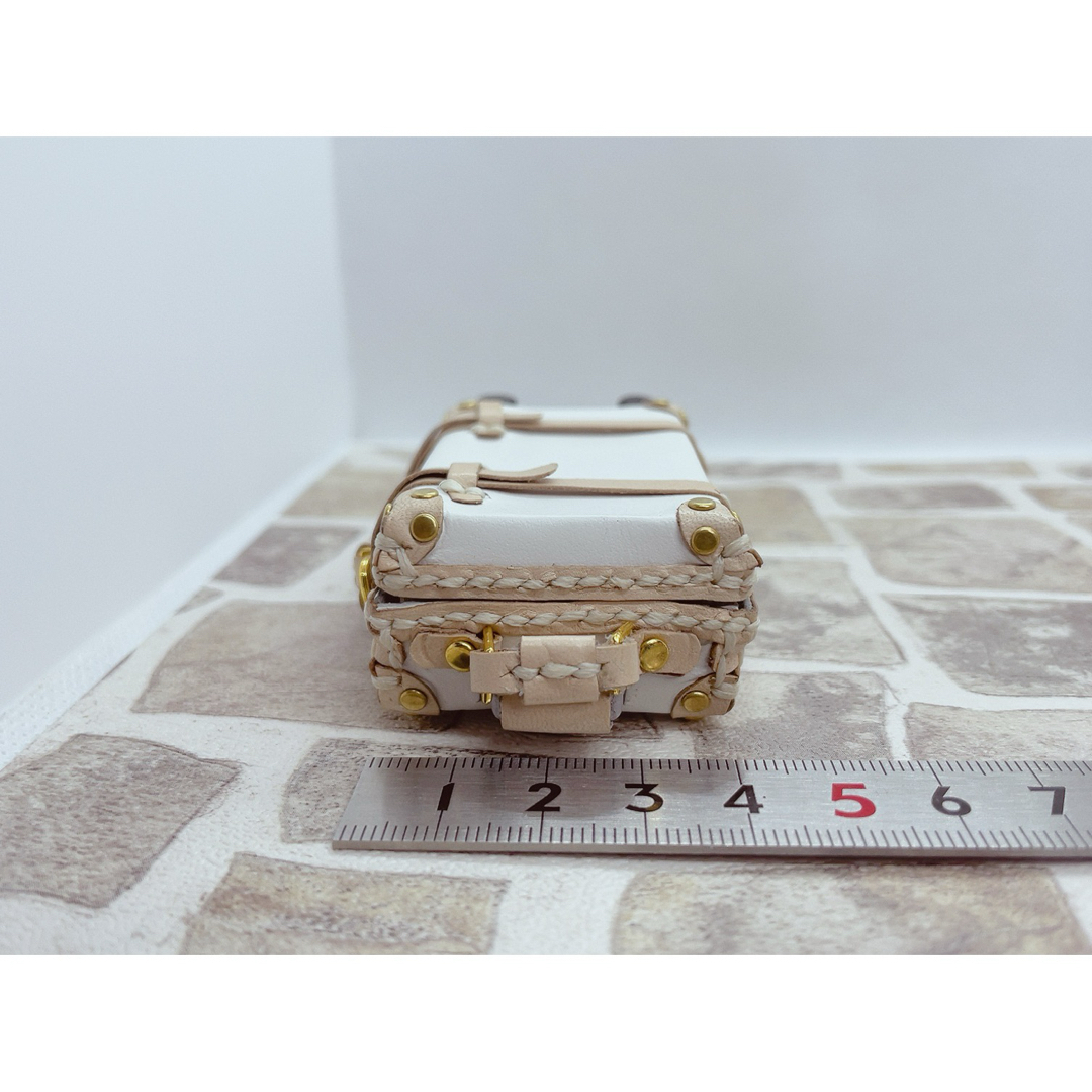 【受注製作】本革1/12ドールサイズミニチュアキャリーケース（白✖️生成り） ハンドメイドのおもちゃ(ミニチュア)の商品写真