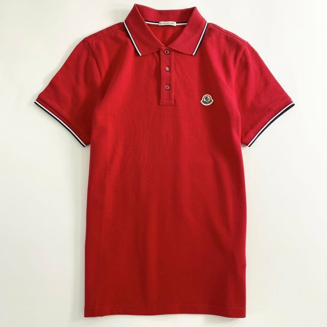 MONCLER(モンクレール)の6e19-10 未使用タグ付☆MONCLER モンクレール ロゴワッペンポロシャツ サイズS レッド MAGLIA POLO MANICA C マリアポロマニカ メンズ メンズのトップス(シャツ)の商品写真