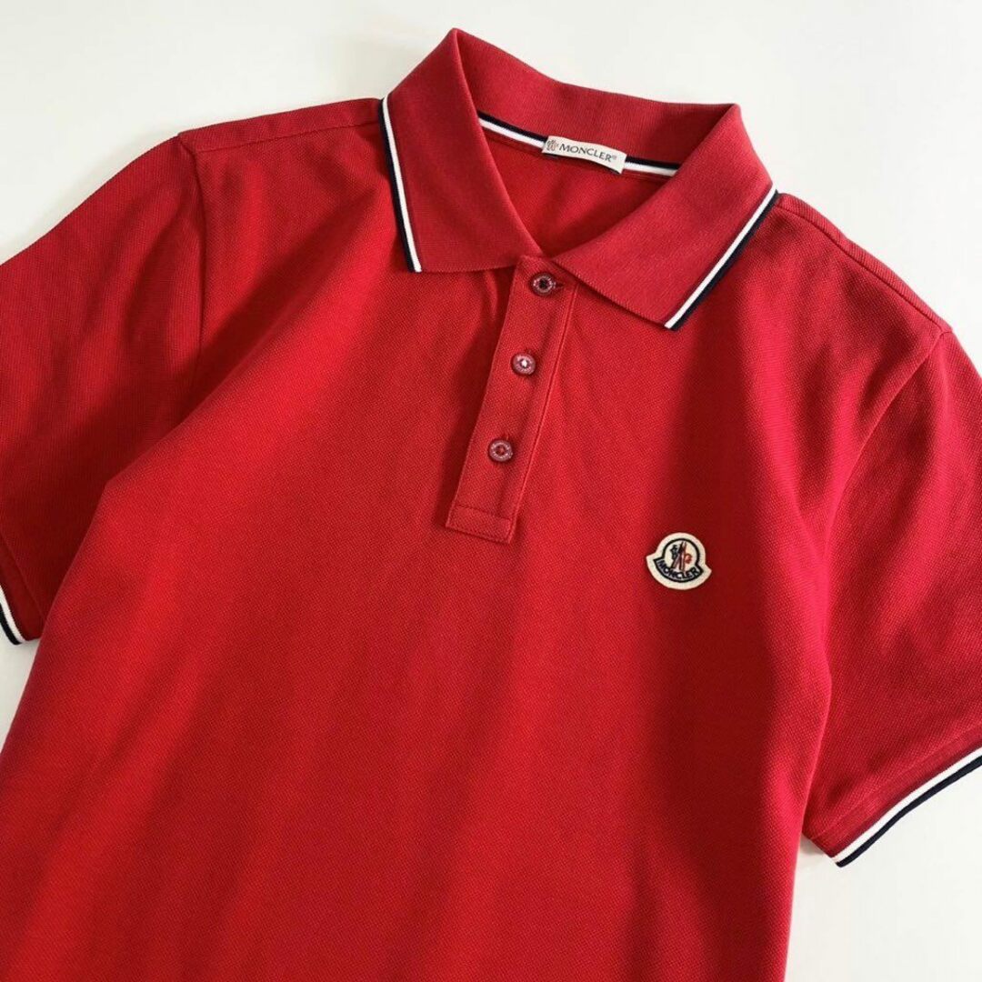 MONCLER(モンクレール)の6e19-10 未使用タグ付☆MONCLER モンクレール ロゴワッペンポロシャツ サイズS レッド MAGLIA POLO MANICA C マリアポロマニカ メンズ メンズのトップス(シャツ)の商品写真