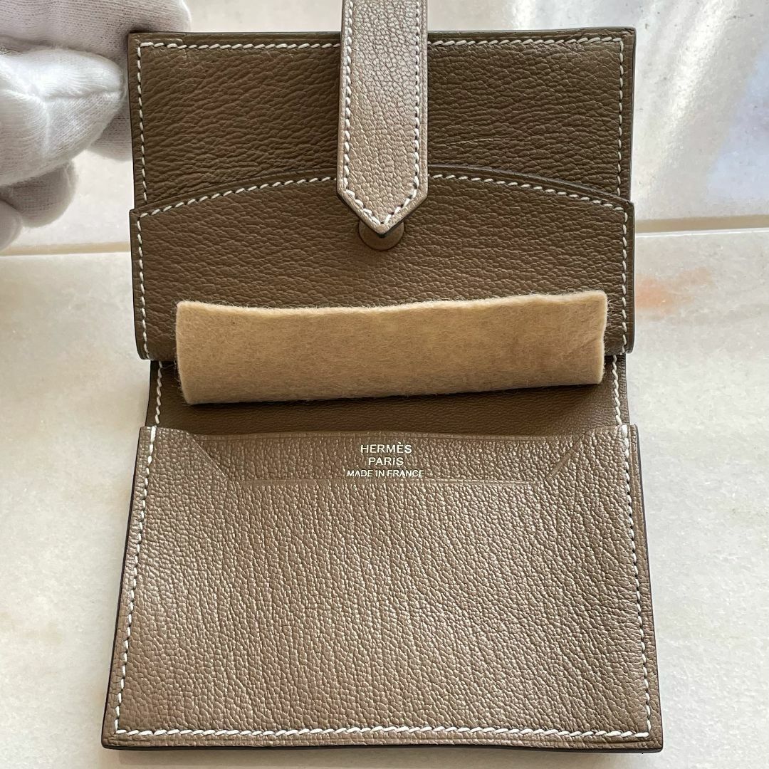 Hermes(エルメス)の未使用品☆HERMES エルメス ベアンミニ エトゥープ カードコインケース  メンズのファッション小物(折り財布)の商品写真