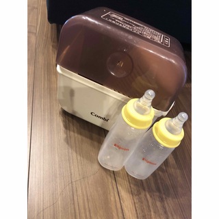 ピジョン(Pigeon)の哺乳瓶除菌器具と哺乳瓶4本(哺乳ビン用消毒/衛生ケース)