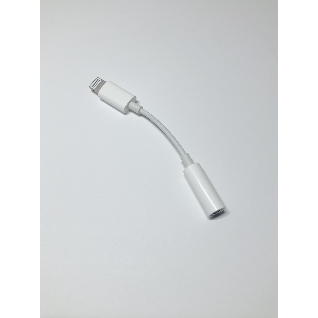 Apple(アップル)のApple  Lightning  ヘッドフォンジャックアダプタ　純正品 スマホ/家電/カメラのスマホアクセサリー(ストラップ/イヤホンジャック)の商品写真