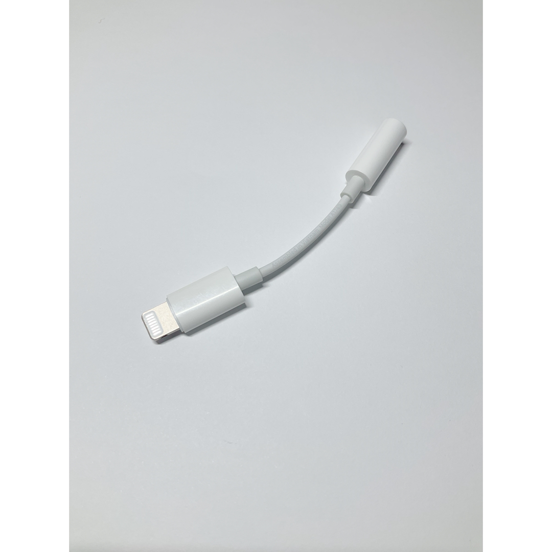 Apple(アップル)のApple  Lightning  ヘッドフォンジャックアダプタ　純正品 スマホ/家電/カメラのスマホアクセサリー(ストラップ/イヤホンジャック)の商品写真