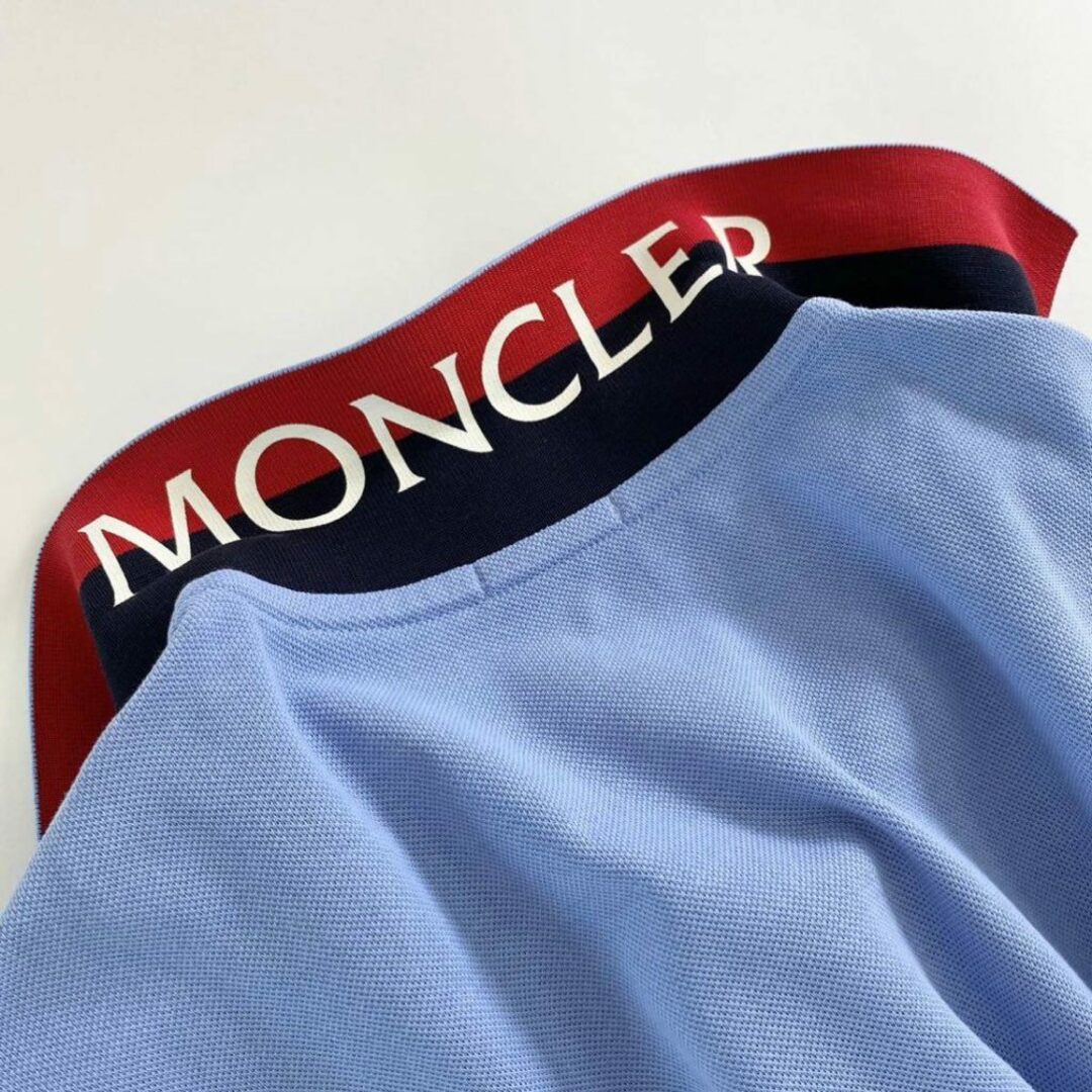 購入ネット 6e19-7 未使用タグ付☆MONCLER モンクレール ロゴワッペンポロシャツ サイズS ブルー 襟裏ロゴ入り メンズ 半袖 春夏 トルコ製 トップス