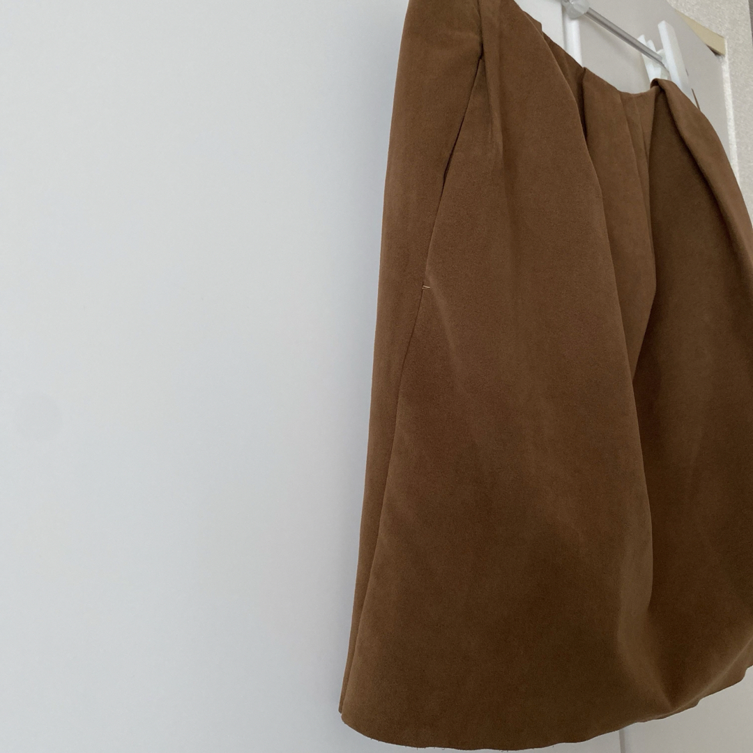 TOMORROWLAND(トゥモローランド)のMACAFFE マカフィー　スウェード　コクーンスカート レディースのスカート(ミニスカート)の商品写真