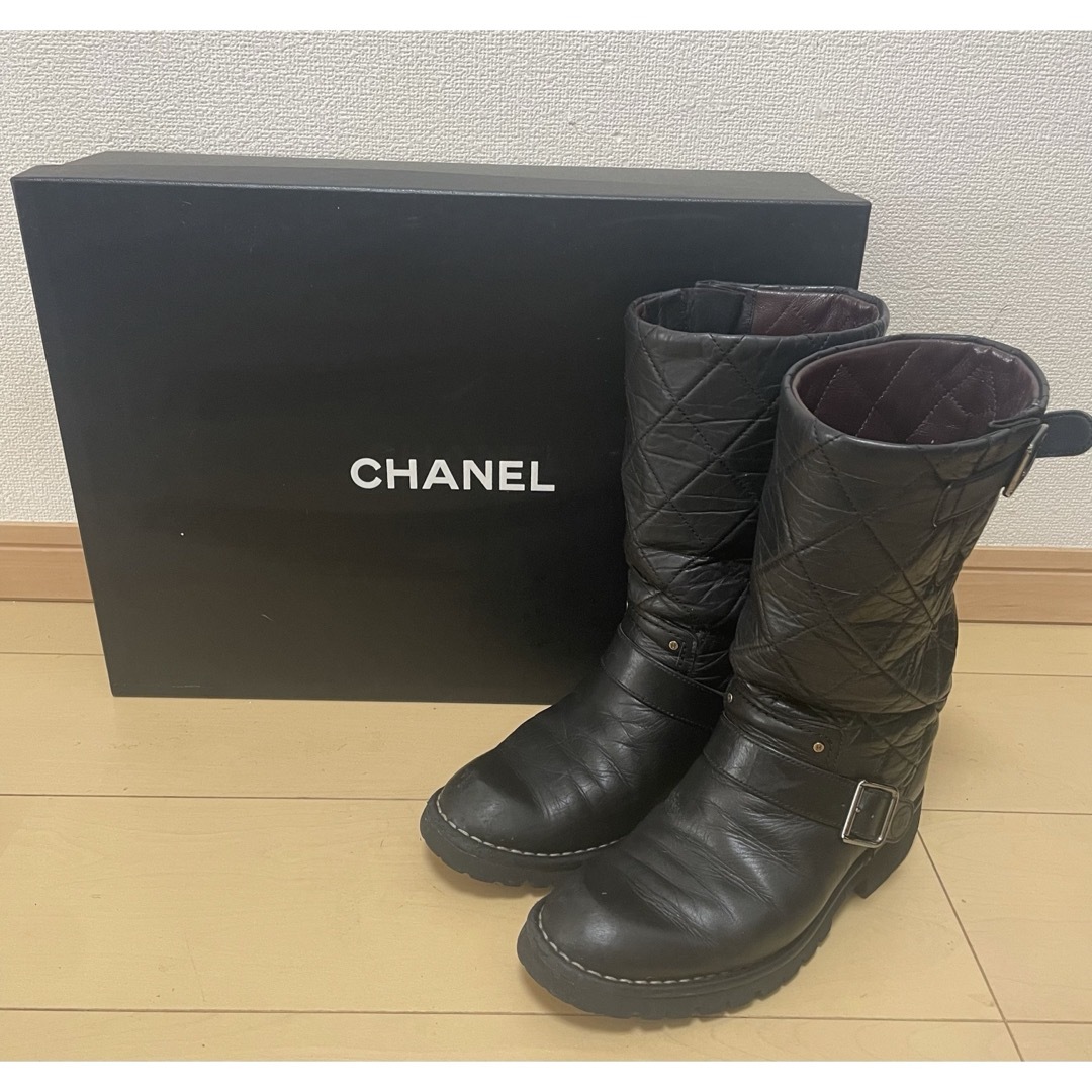 CHANEL(シャネル)のレア　激安　シャネル　 レザー　ココマークストラップ エンジニアブーツ レディースの靴/シューズ(ブーツ)の商品写真